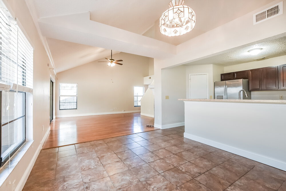 Building Photo - 402 E Springtree Way