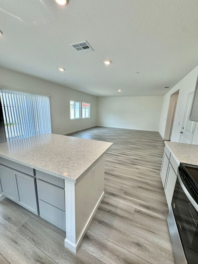 Building Photo - FOUR-FIVE/OFFICE BEDROOM THREE BATHROOM SE...