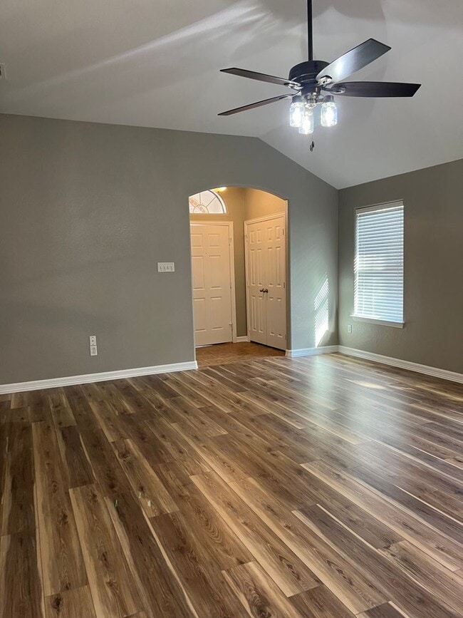 Building Photo - 521 Sweetwater Dr