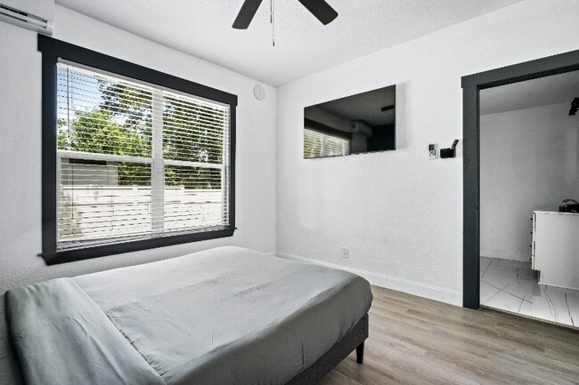 Building Photo - 209 W Gladys St