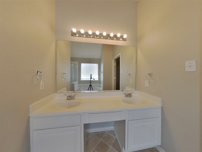 Building Photo - 9003 Cypress Square Dr