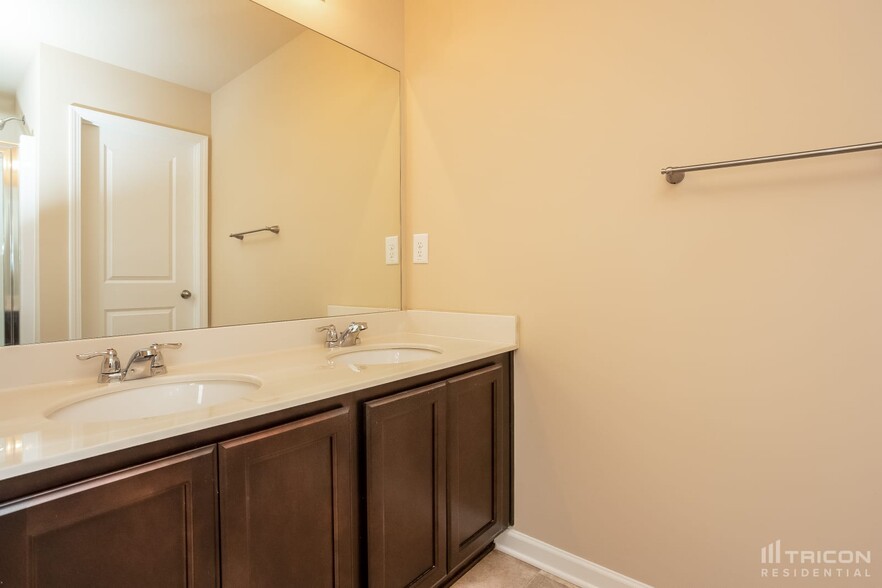 Building Photo - 216 Stillwood Dr