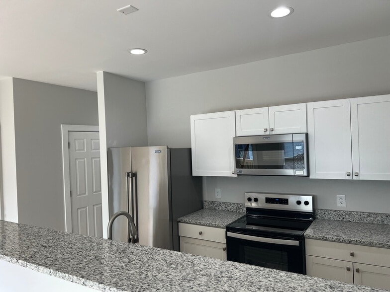 Building Photo - Room in House on S Webb St