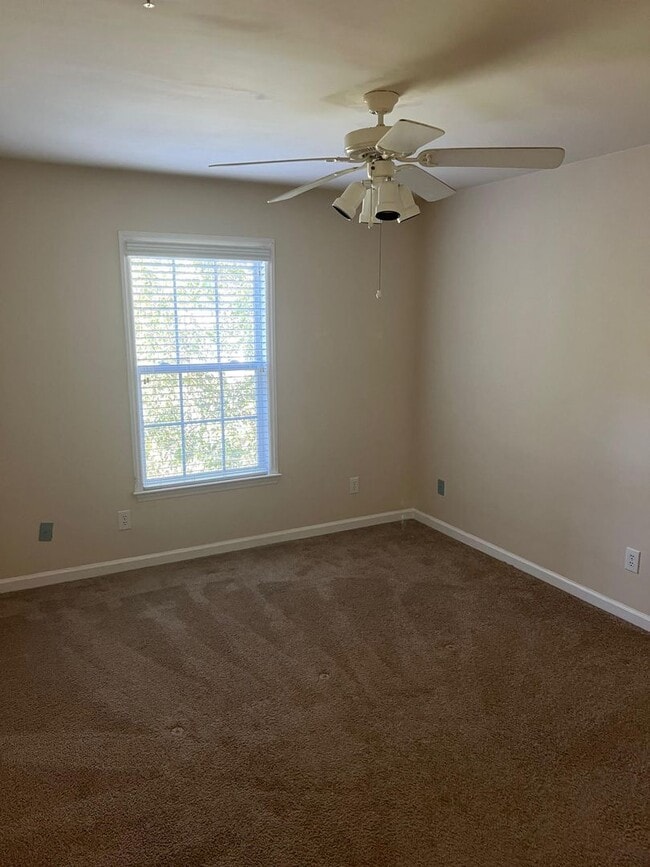 Building Photo - Nice condo, top floor, convenient to hospi...