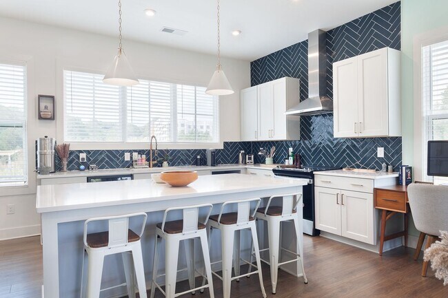 Building Photo - Stylish End-Unit Townhome Minutes From Gra...