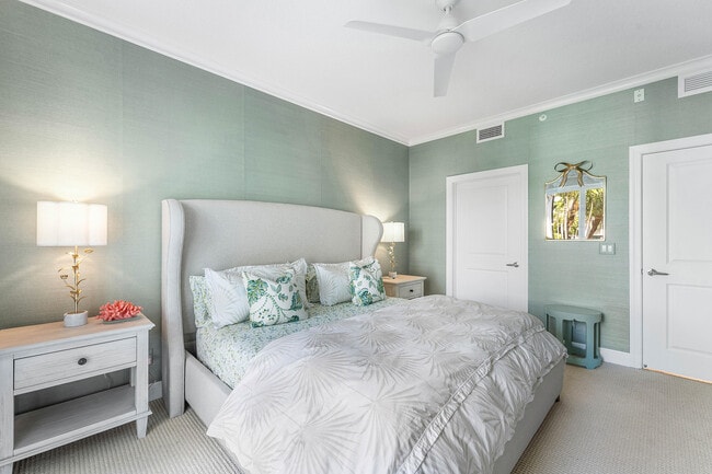 Building Photo - 1024 Bay Colony Dr S