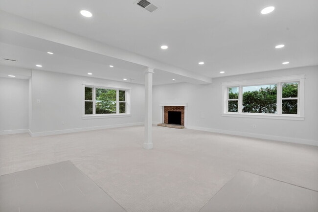 Building Photo - "Luxurious 6-Bed, 6-Bath Arlington Retreat...