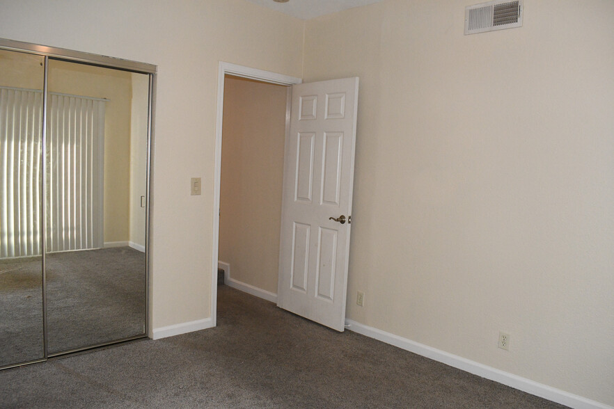 Building Photo - 1549 Brookvale Dr