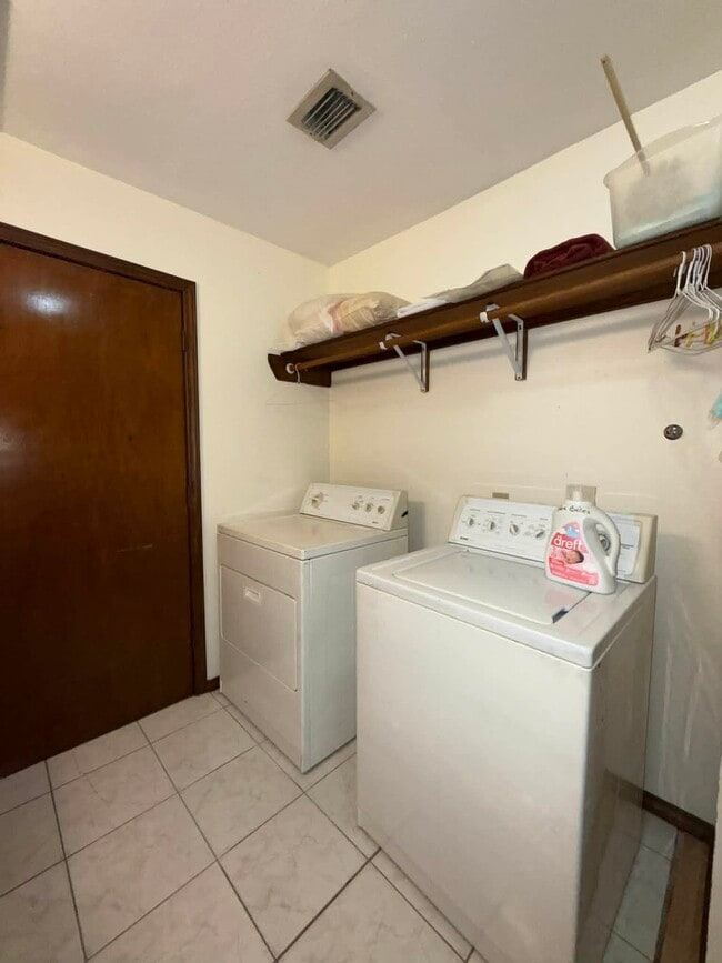 Building Photo - 3110 Jacaranda Dr