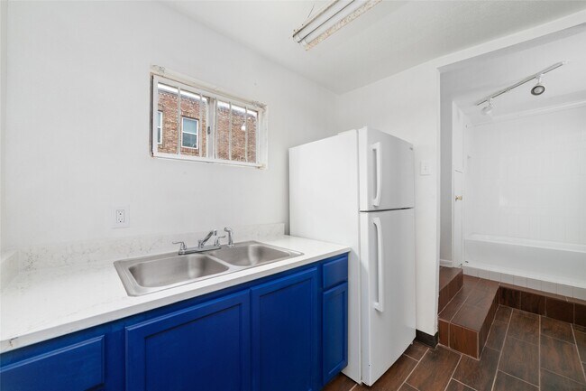 Building Photo - 3705 Mandell St