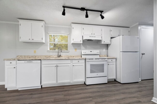 Building Photo - 3 Bed 2 Bath Home Close to Fort Bragg