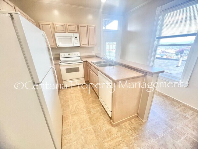 Building Photo - 646-648 S Montana