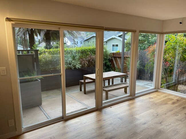 Building Photo - 36 Redwood Ave