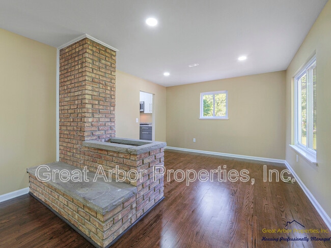 Building Photo - 3624 Maple Dr