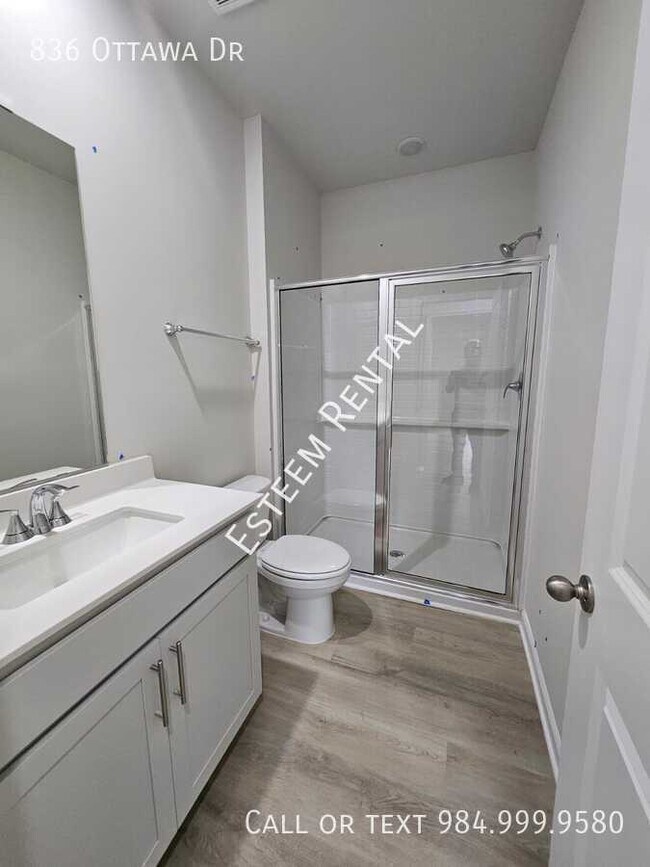 Building Photo - 836 Ottawa Dr