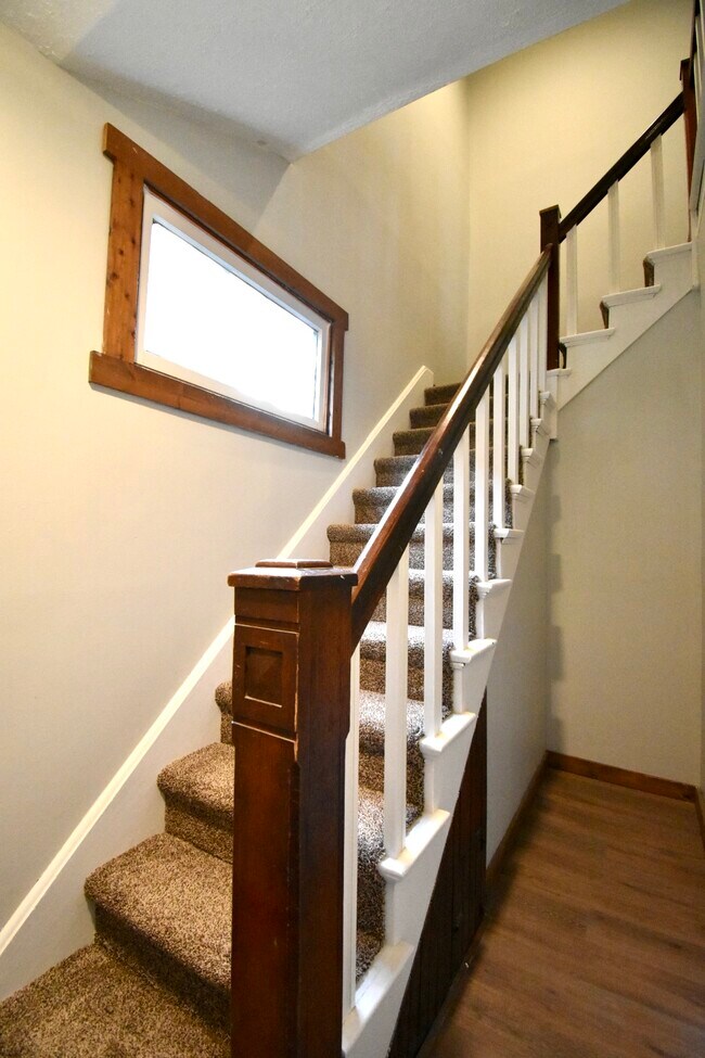 Building Photo - 616 Perrin Ave