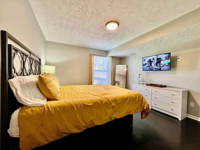 Building Photo - Fully Furnished Home with great location