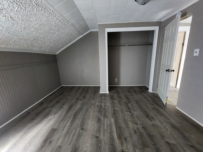Building Photo - Five Bedroom Single Family Home!