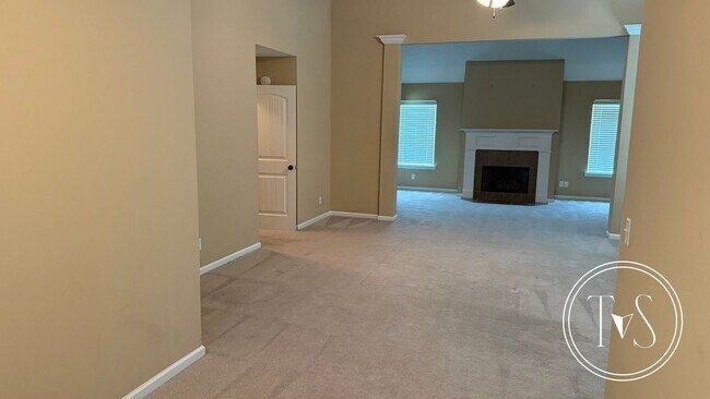 Building Photo - 639 Red Oak Ln