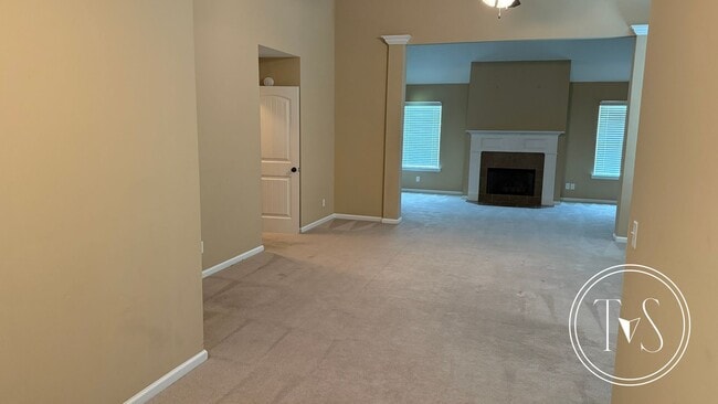 Building Photo - RATE DROP ALERT (was $2750/month) and SUMM...