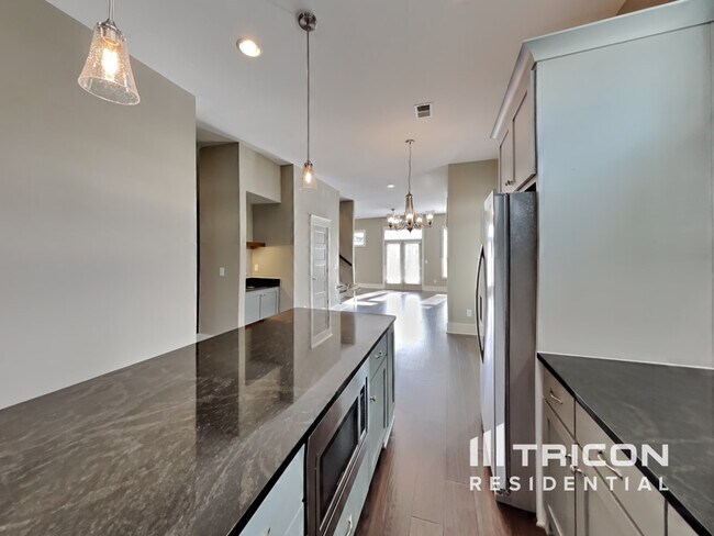 Building Photo - 1200 Hillwood Private Cove