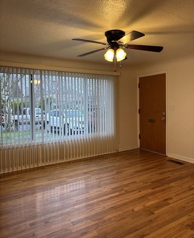 Building Photo - 2Bd/1Ba Single Story House - For Viewing!