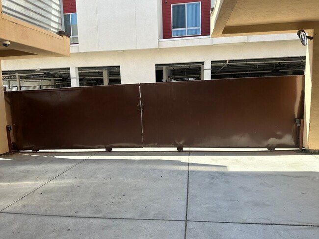 Building Photo - 2 Bed, 1.5 Bath Stunning, Gated Tri-Level ...