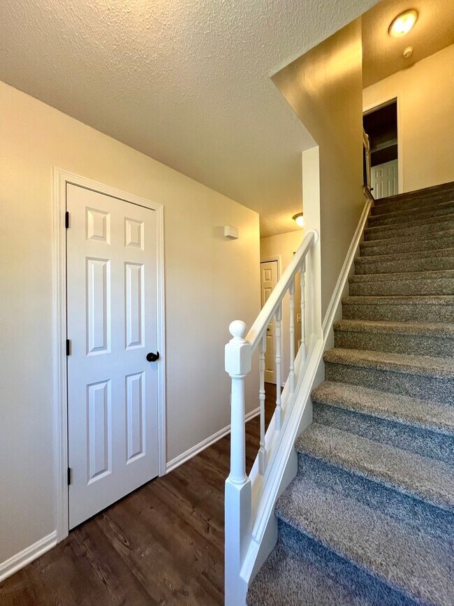 Building Photo - Charming 2 Bedroom Townhouse