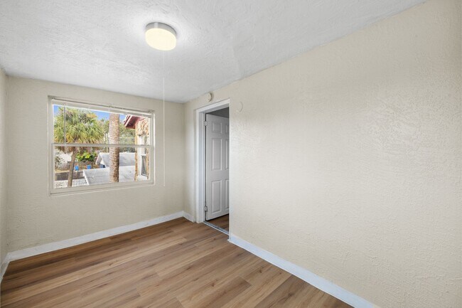 Building Photo - 1116 Upton Ct S