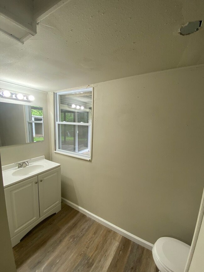 Building Photo - Updated 3 Bedroom 2.5 Bathrooms