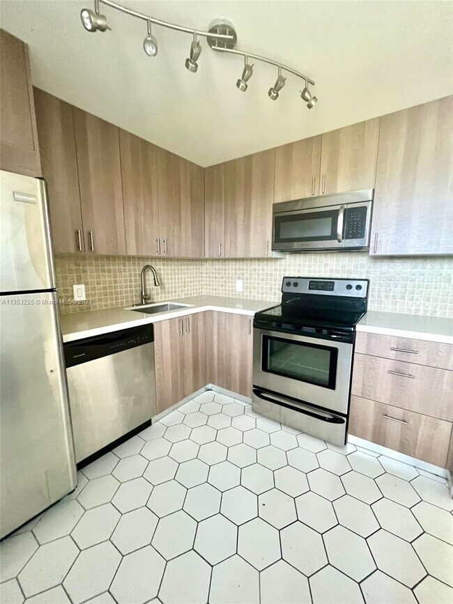 Building Photo - 3101 N Country Club Dr