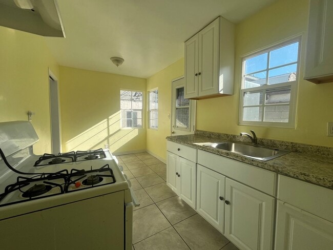 Building Photo - 10523 Mansel Ave