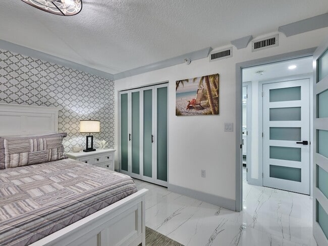 Building Photo - 5051 N Hwy A1A