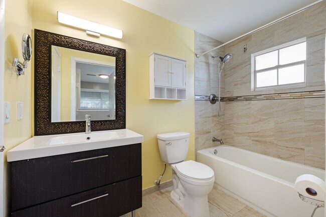 Building Photo - 811 SE 4th Ave