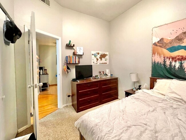 Building Photo - Spacious 2 bd/1 bath Condo in Lincoln Park!
