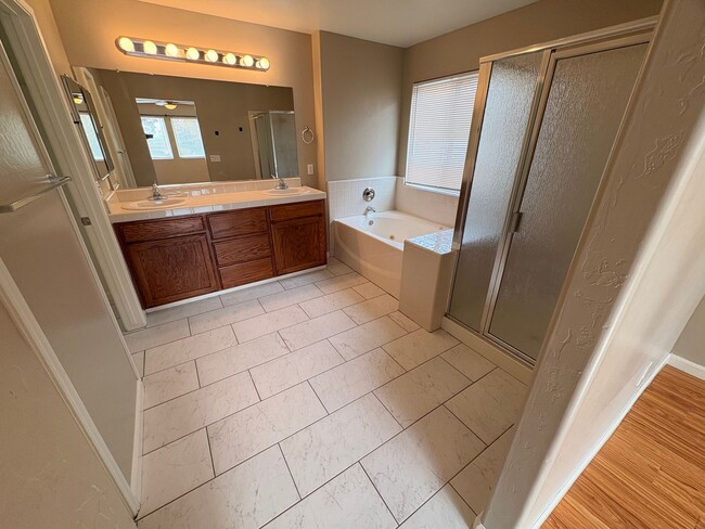 Building Photo - Lovely 5 Bedroom Home