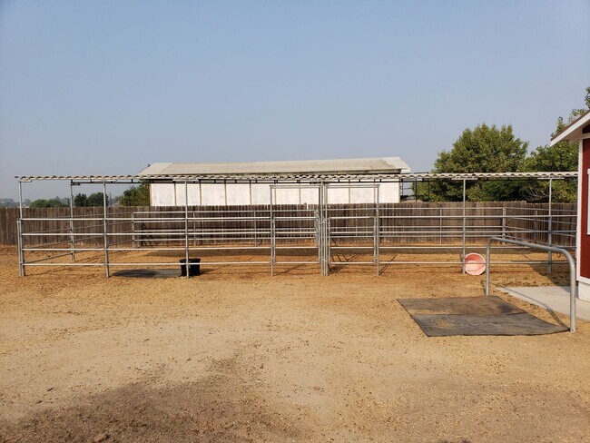 Building Photo - HORSE'S HORSE'S.....GREAT HOUSE WITH LOTS OF LAND AND A BARN