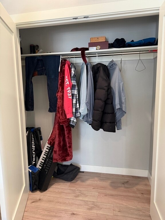 Building Photo - 415 E 7th St