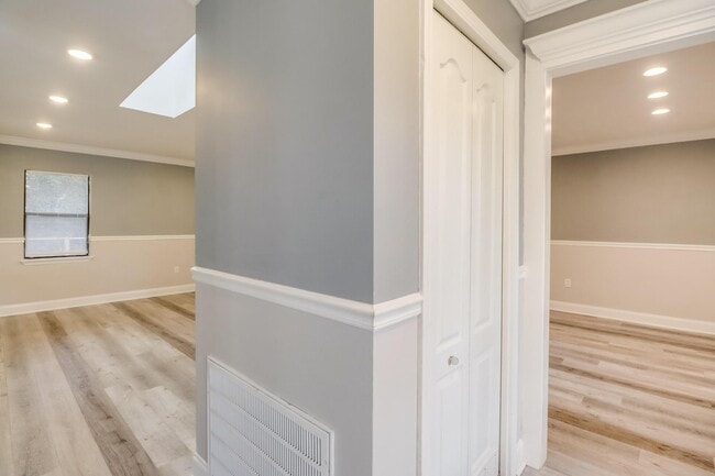 Building Photo - 15744 Parkwood Dr S