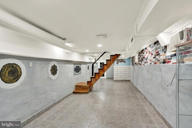 Building Photo - 234 W Douglass St