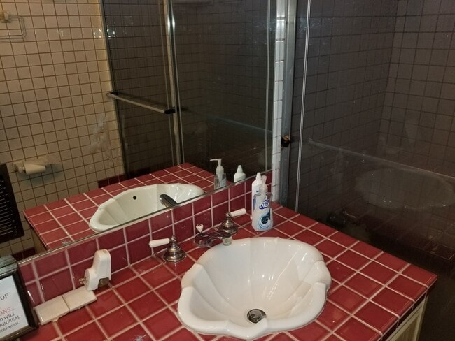 Building Photo - 2 Bedroom with 1.5 baths