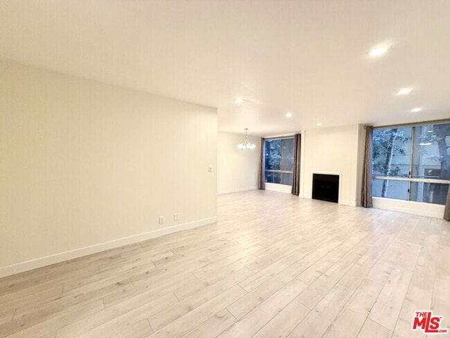 Building Photo - 927 Kings Rd