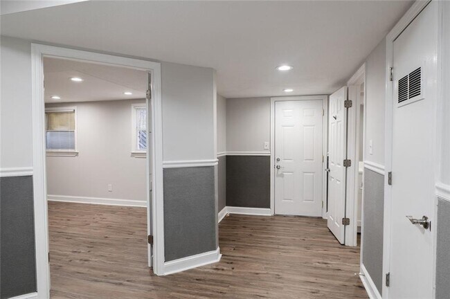 Building Photo - 3599 Lower Roswell Rd