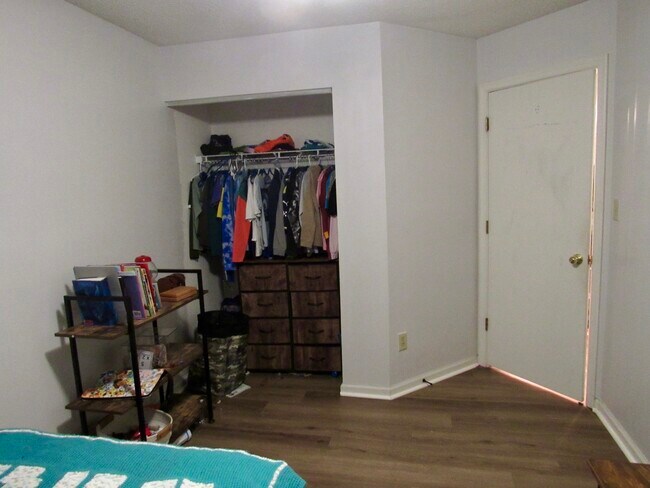 Building Photo - 302 S Hill Ln