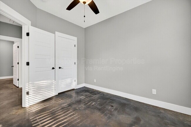 Building Photo - 1501 S 7th Ave