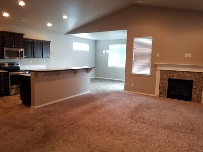 Building Photo - Single level home with 4 bedrooms and open floor plan UNFURNISHED