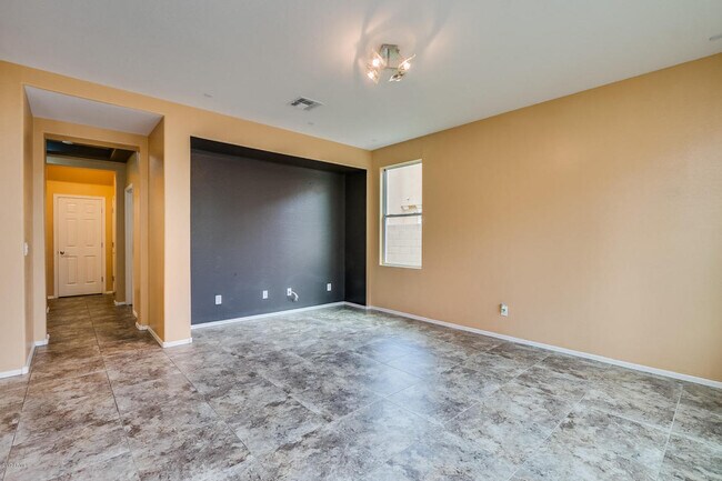 Building Photo - GREAT LOCATION!  Fabulous move-in ready 5 bed /3 bath home in south Tempe