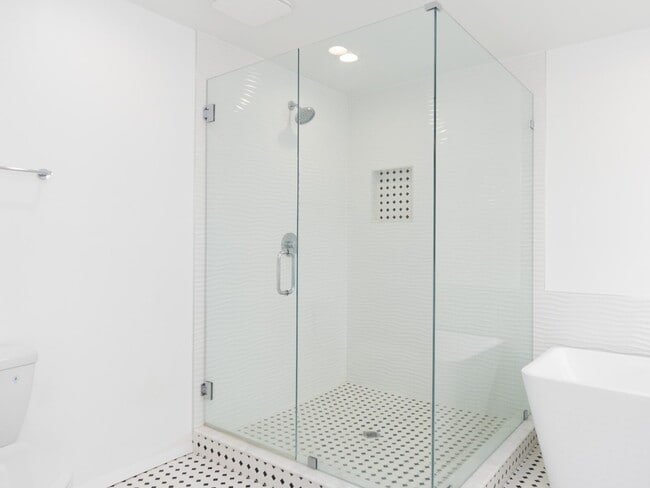 Building Photo - Spacious 5-Bed, 4-Bath Sarasota Home with ...