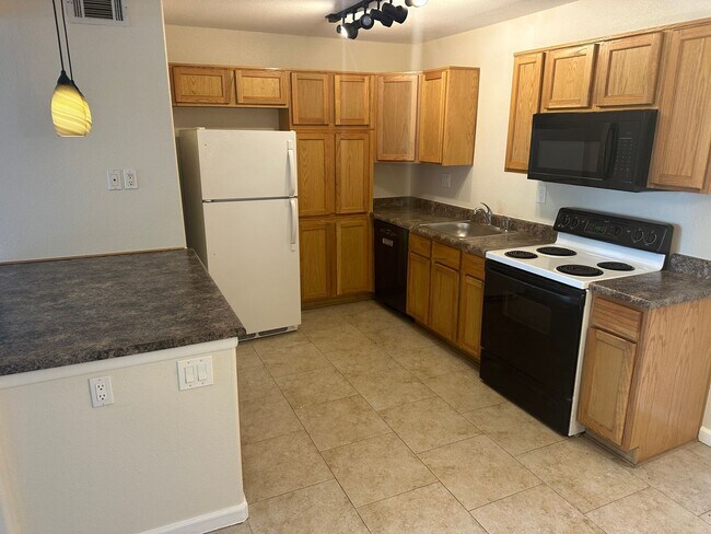 Primary Photo - Clean 3 bedroom, 2 bathroom condo in Westm...