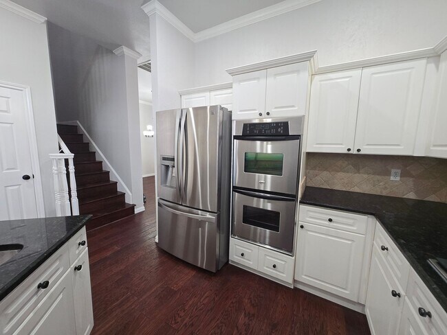 Building Photo - 6116 Thursby Ave